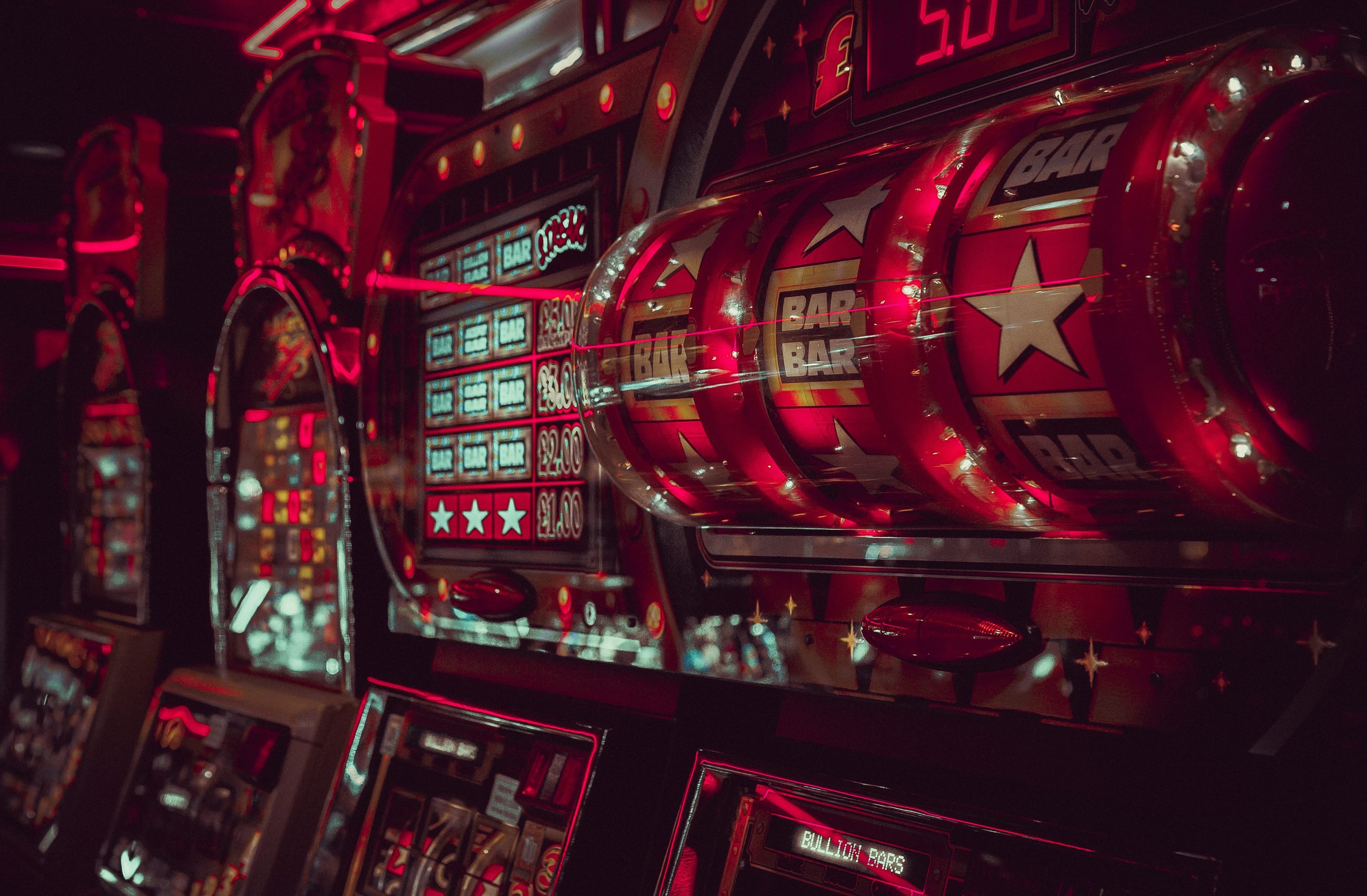 iwbet1015 VIP ကစားသူ မိုဘိုင်းဖုန်းဖြင့် AYA Pay ငွေထုတ်နေသောမြင်ကွင်း
